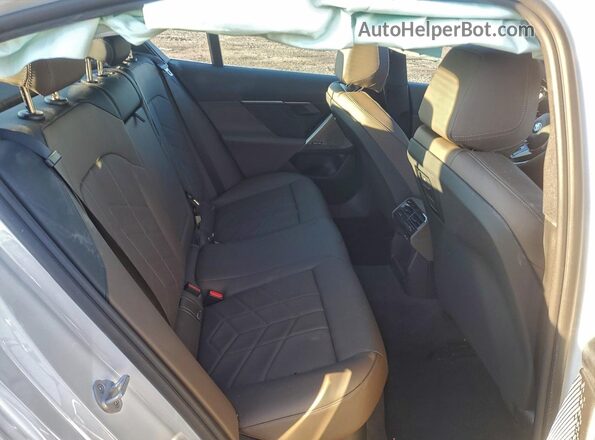 WBA53FJ09TCW07271 2026 BMW 5 SERIES White Vista de los asientos traseros