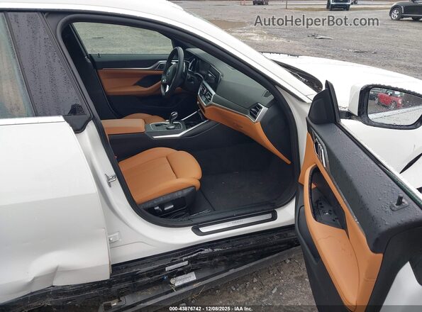 WBA63AV05NFN02925 2022 BMW 4 SERIES White Widok wnętrza z przodu