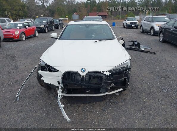 WBA63AV05NFN02925 2022 BMW 4 SERIES White Widok wnętrza z tyłu