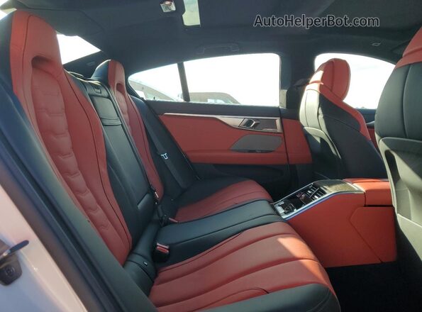 WBAGV8C00PCL59929 2023 BMW M8 White Vista de los asientos traseros