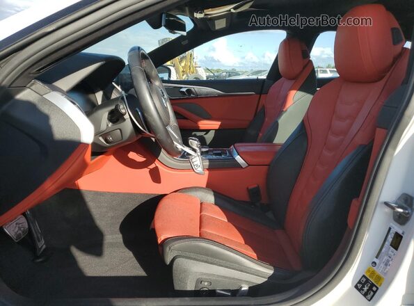 WBAGV8C00PCL59929 2023 BMW M8 White Vista interior delantera