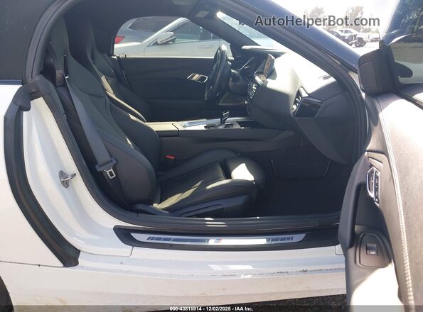 WBAHF3C01SWY44558 2025 BMW Z4 White Вид салону спереду
