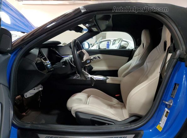 WBAHF3C5XKWW43995 2019 BMW Z4 Blue Вид салону спереду
