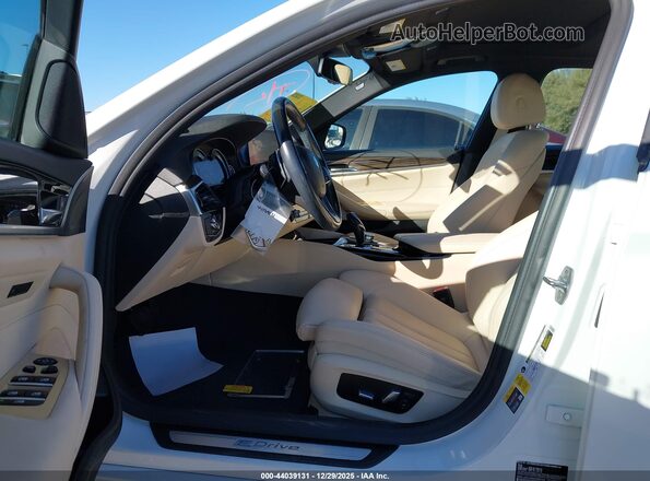 WBAJA9C58KB388709 2019 BMW 5 SERIES White Widok wnętrza z przodu