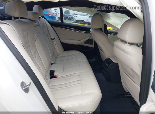 WBAJR3C05LWW67832 2020 BMW 5 SERIES White Widok naklejki z numerem VIN