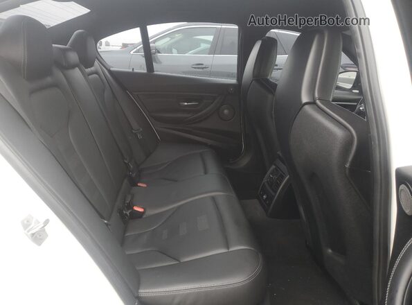 WBS8M9C56J5L01047 2018 BMW M3 White Vista de los asientos traseros