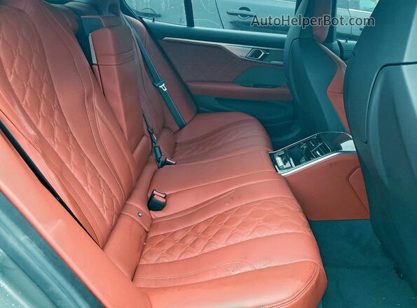 WBSGV0C06NCH27382 2022 BMW M8 Silver Widok tylnych siedzeń
