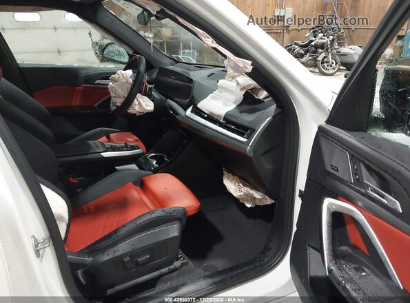 WBX13EF06T5435521 2026 BMW X1 White Вид салону спереду