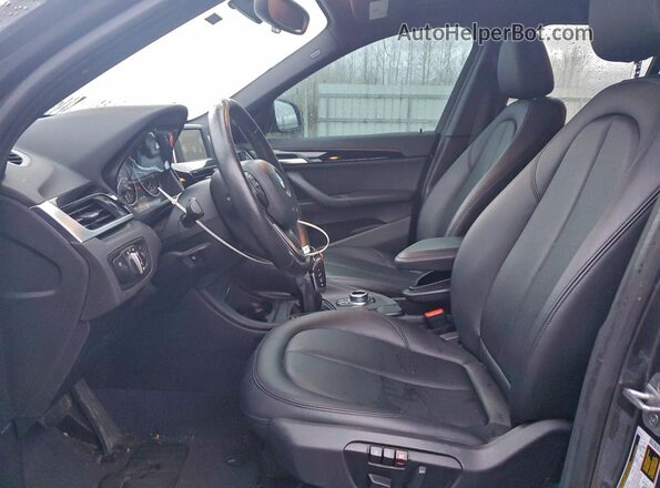 WBXHT3C37H5F74147 2017 BMW X1 Gray Вид салону спереду