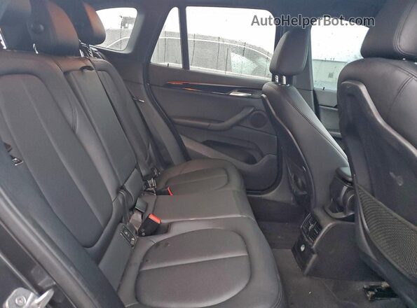 WBXHT3C37H5F74147 2017 BMW X1 Gray Вид задньої частини салону