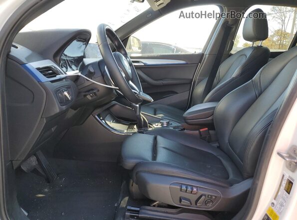 WBXHT3C39GP888575 2016 BMW X1 White Front interior view