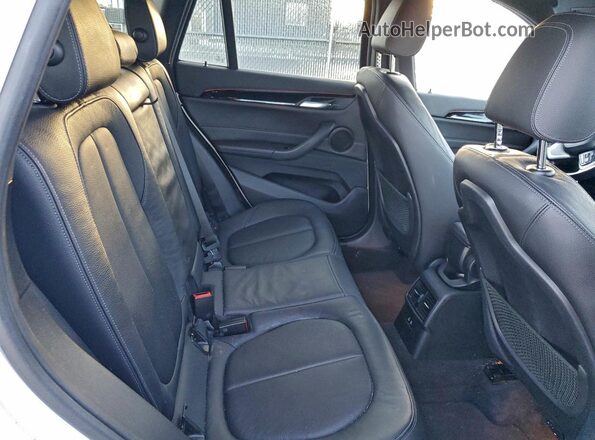 WBXHT3C53K3H37011 2019 BMW X1 White Вид задньої частини салону