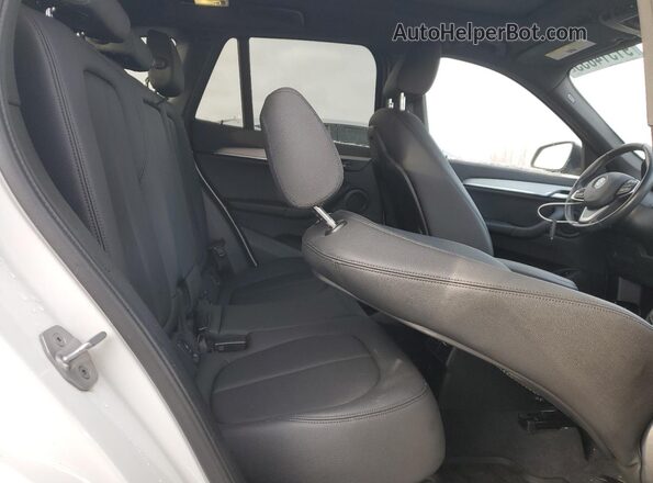 WBXHT3C54K5L39047 2019 BMW X1 White Հետևի նստատեղերի տեսք