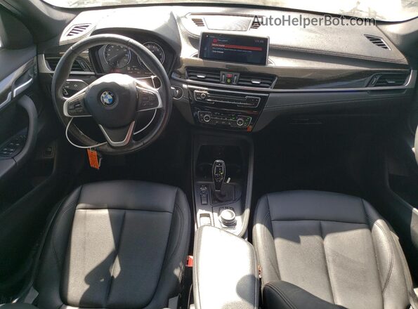 WBXJG7C01M5S02586 2021 BMW X1 White Vista del salpicadero