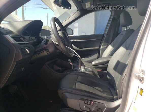 WBXJG7C01M5S02586 2021 BMW X1 White Vista interior delantera
