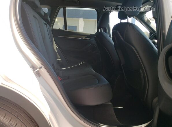 WBXJG7C01M5S02586 2021 BMW X1 White Vista interior trasera