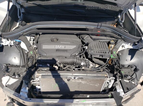 WBXJG7C01M5S02586 2021 BMW X1 White Vista del compartimento del motor