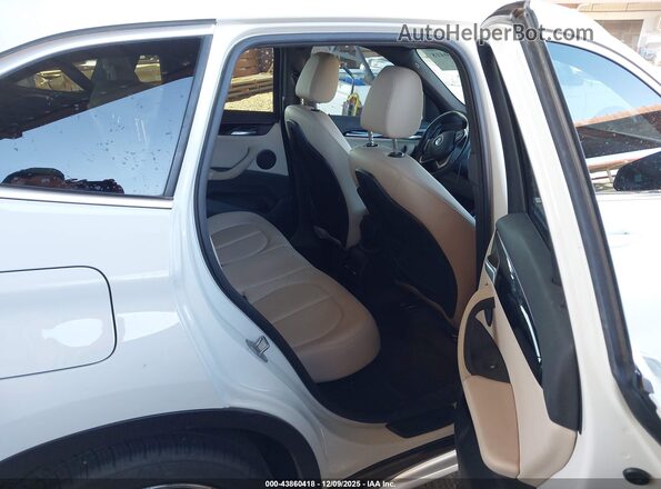 WBXJG7C04M5S14702 2021 BMW X1 White VIN კოდის სტიკერის ხედი