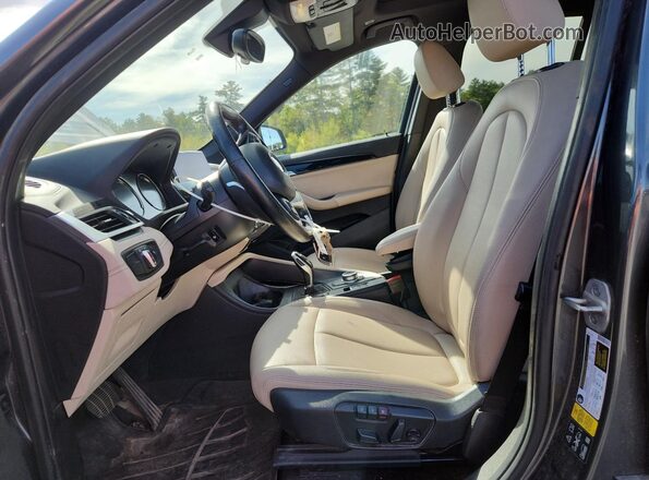 WBXJG9C00M5S42458 2021 BMW X1 Charcoal Вид салону спереду