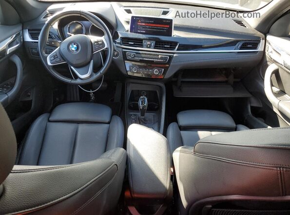 WBXJG9C01L5P22572 2020 BMW X1 Синий Вид панели приборов