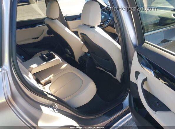 WBXJG9C01M5T52161 2021 BMW X1 Серый Вид наклейки с VIN-кодом