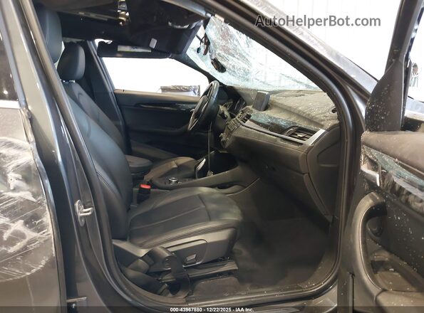WBXJG9C01N5V23783 2022 BMW X1 Gray Front interior view