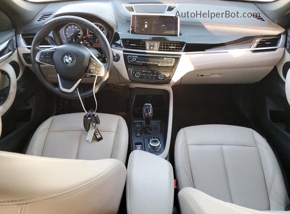 WBXJG9C02L5P68055 2020 BMW X1 White Vista del salpicadero