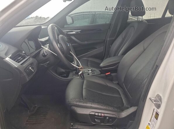 WBXJG9C06L3L77356 2020 BMW X1 White Widok wnętrza z przodu