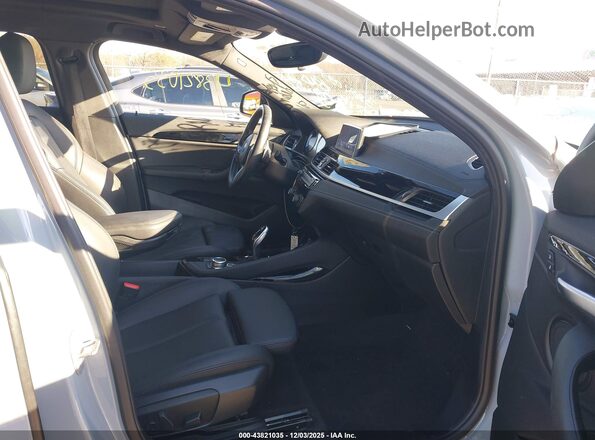 WBXYH9C01P5V56989 2023 BMW X2 Gray Vista interior delantera
