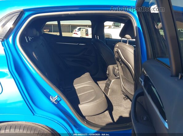 WBXYH9C04P5V31469 2023 BMW X2 Blue Vista de la etiqueta del VIN
