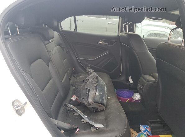 WDCTG4EB4JJ482195 2018 MERCEDES-BENZ GLA Белый Вид задней части салона