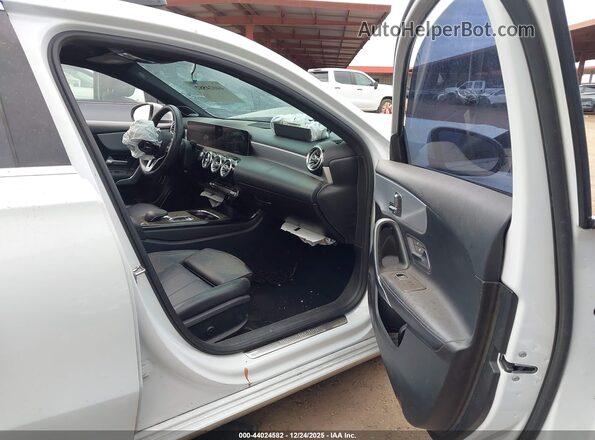 WDD3G4EB4LW039238 2020 MERCEDES-BENZ A 220 White წინა სალონის ხედი
