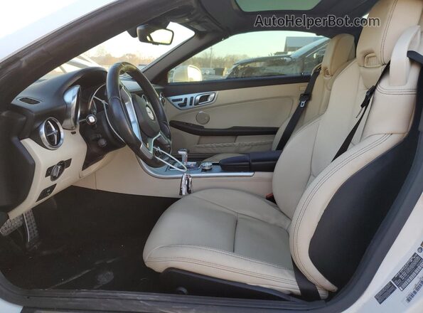 WDDPK3JA9GF115727 2016 MERCEDES-BENZ SLK White Вид салону спереду