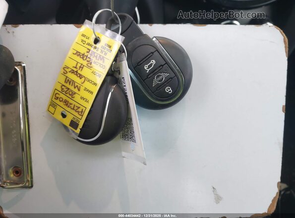 WMW53DH06P2T21805 2023 MINI HARDTOP Beige Dashboard view