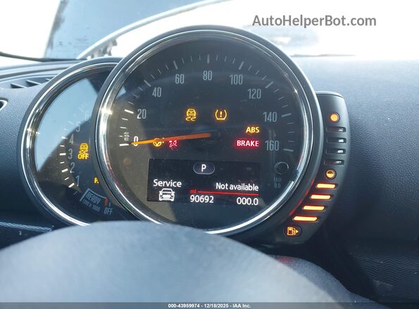 WMWLU1C52H2C41847 2017 MINI CLUBMAN Черный Вид задних сидений