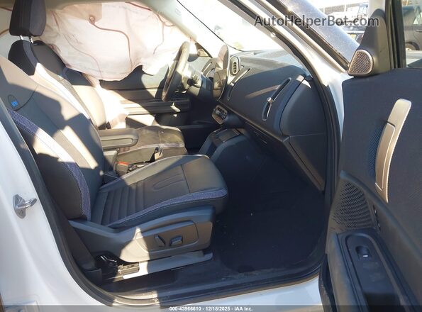 WMZ23GA09S7R15625 2025 MINI COUNTRYMAN White Вид салону спереду