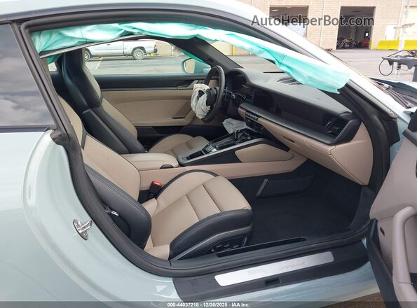 WP0AA2A92SS206521 2025 PORSCHE 911 Бирюзовый Вид салона спереди