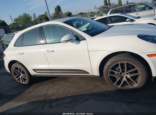WP1AA2A56RLB16904 2024 PORSCHE MACAN White Widok wnętrza z tyłu