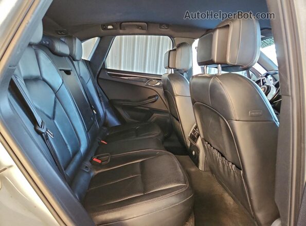 WP1AB2A55HLB11155 2017 PORSCHE MACAN White Widok tylnych siedzeń