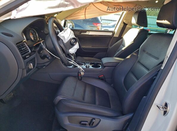 WVGEF7BP3HD001683 2017 VOLKSWAGEN TOUAREG White Vista interior delantera