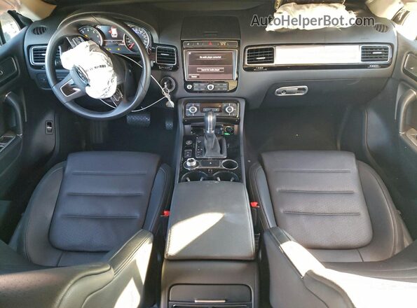 WVGEF7BP3HD001683 2017 VOLKSWAGEN TOUAREG White Vista del salpicadero