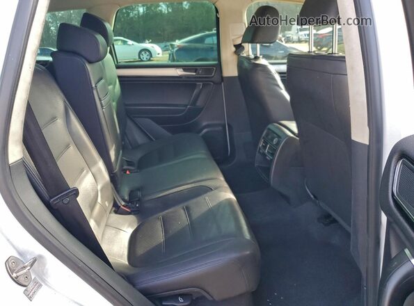 WVGEF9BP9GD003254 2016 VOLKSWAGEN TOUAREG White Vista interior trasera