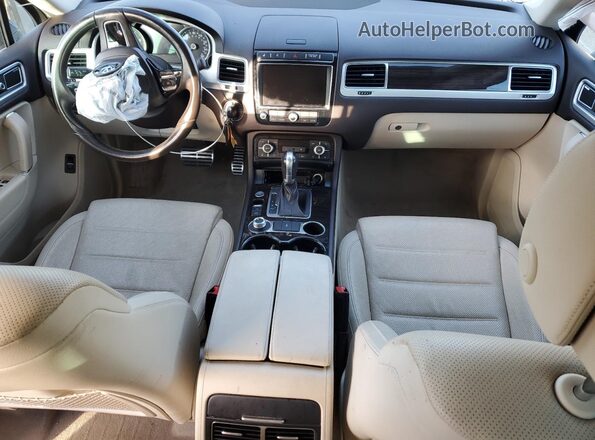 WVGGF7BP4HD004679 2017 VOLKSWAGEN TOUAREG Blue Widok deski rozdzielczej