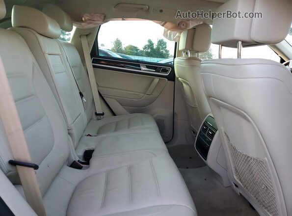 WVGGF7BP4HD004679 2017 VOLKSWAGEN TOUAREG Blue Widok wnętrza z tyłu