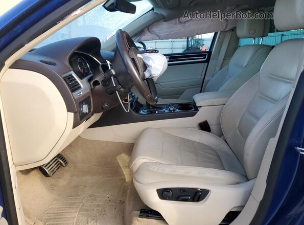 WVGGF7BP4HD004679 2017 VOLKSWAGEN TOUAREG Blue Widok wnętrza z przodu