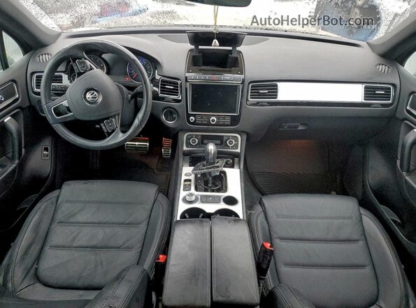 WVGRF7BP1HD005054 2017 VOLKSWAGEN TOUAREG Gold Dashboard view