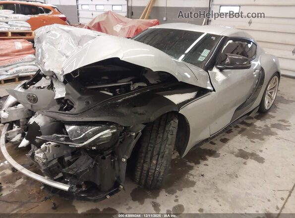 WZ1DB0C03NW051201 2022 TOYOTA GR SUPRA Silver Առջևի ձախ երեք քառորդ տեսարան