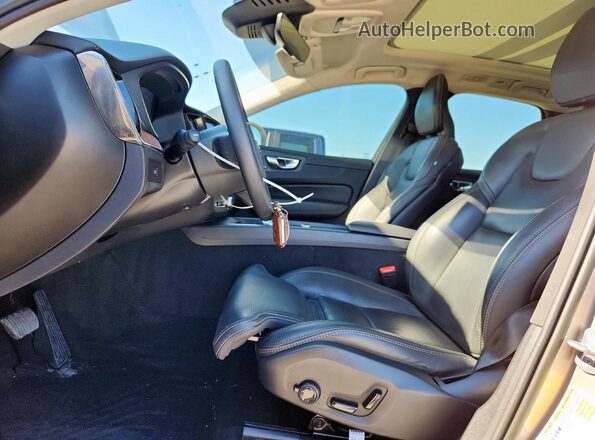 YV4062RA6P1290123 2023 VOLVO XC60 Beige Front interior view