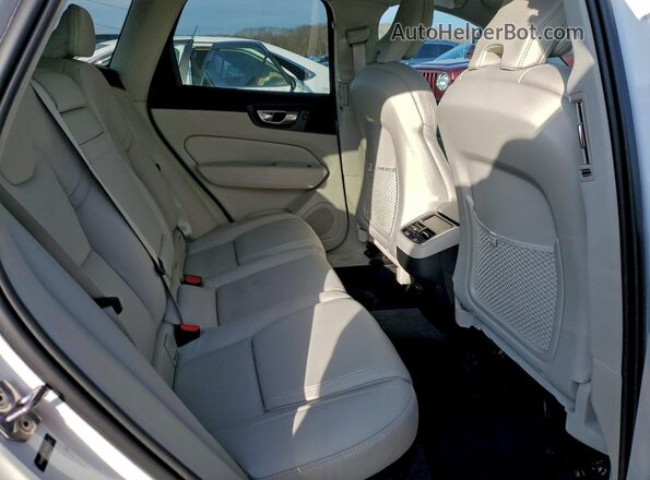 YV4062RL7N1942245 2022 VOLVO XC60 White Widok tylnych siedzeń