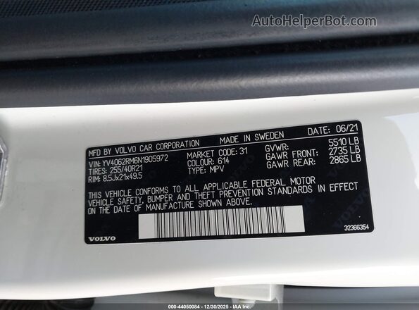YV4062RM6N1905972 2022 VOLVO XC60 White Engine compartment view